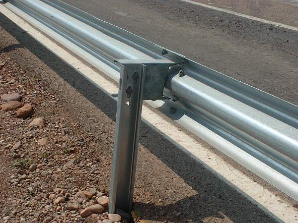 Дорожные ограждения барьерного типа: металлические и пластиковые по ГОСТ